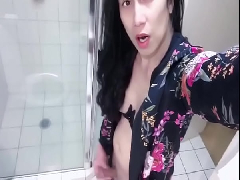 Nudes de travesti batendo punheta no banheiro